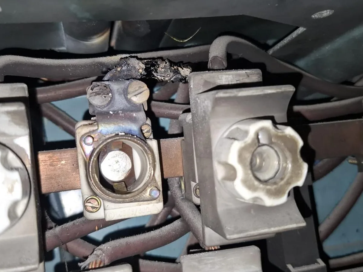 Borne carbonizado junto a la base portafusibles de una caja general de protección