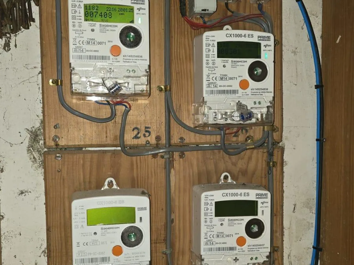 Centralización de contadores eléctricos de una comunidad montada sobre tablero de madera