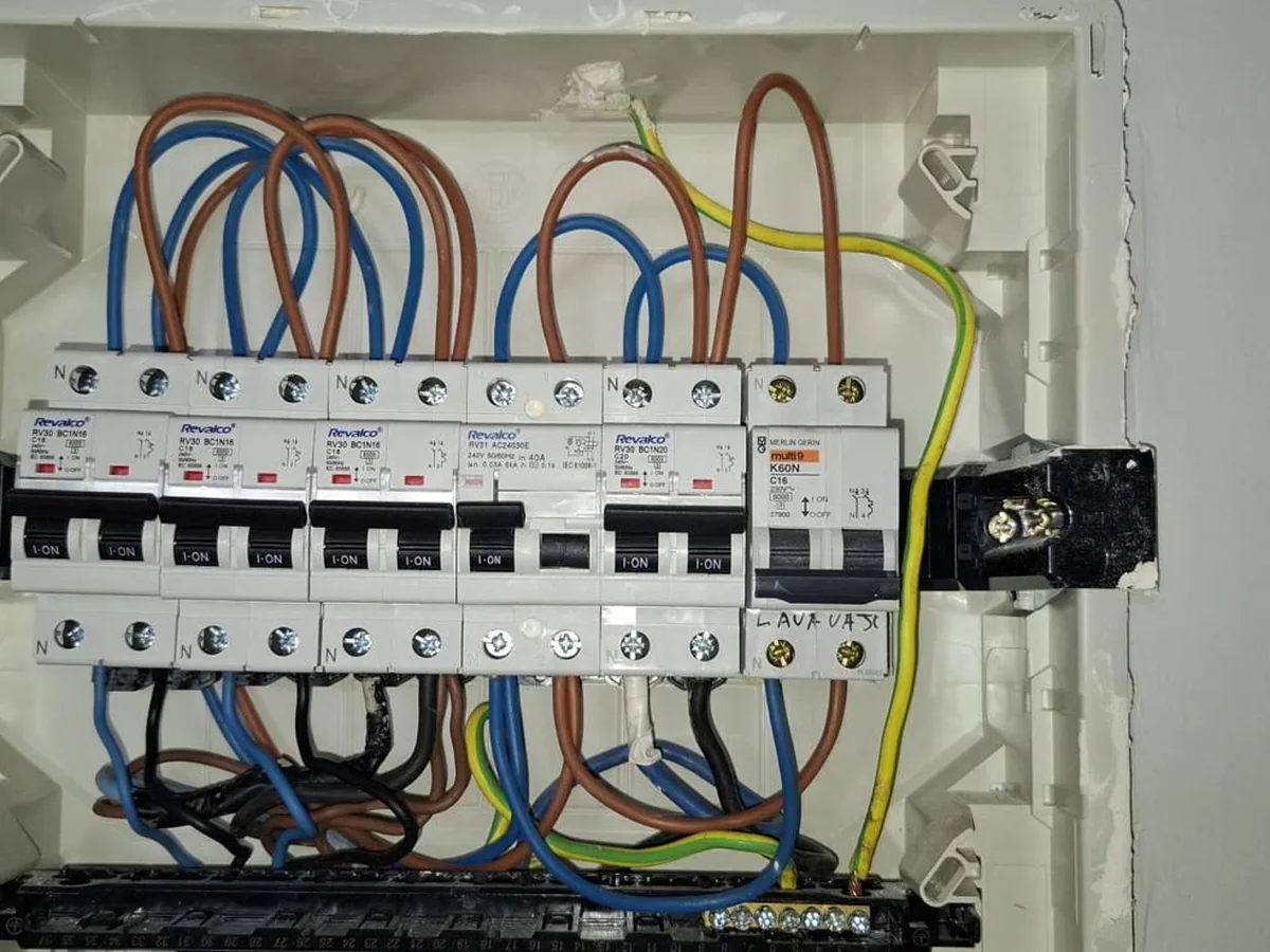 Cuadro eléctrico nuevo con los circuitos montados en carril y etiquetados, listo para certificar