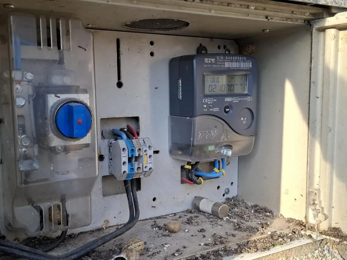 Contador eléctrico digital con la base de fusibles y los bornes de la acometida