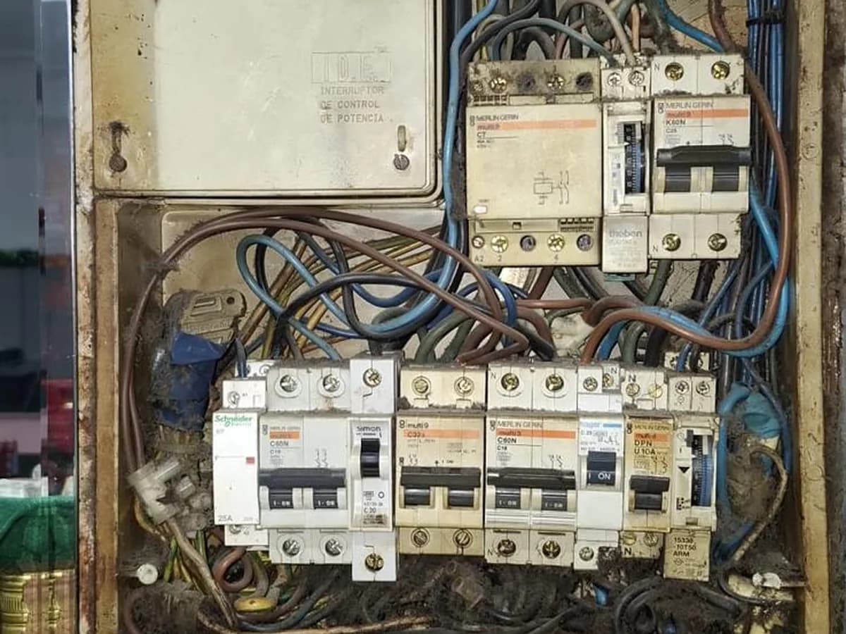 Cuadro eléctrico antiguo con el ICP, el cableado enmarañado y suciedad de décadas