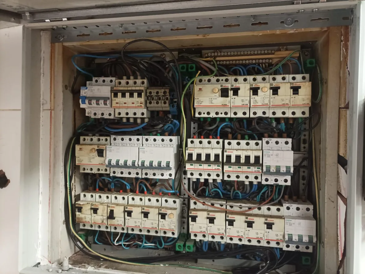 Cuadro de servicios comunes de un edificio con las protecciones repartidas en tres filas