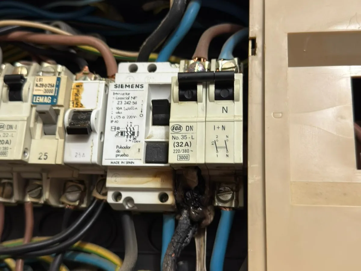Diferencial antiguo dentro de un cuadro con los conductores envejecidos