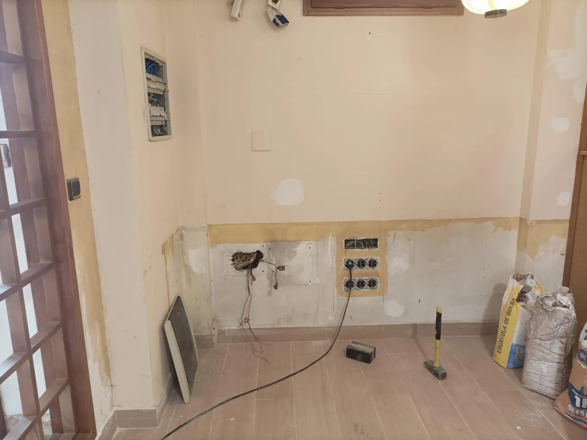 Local en obra con el cableado colgando de la pared antes de montar los mecanismos