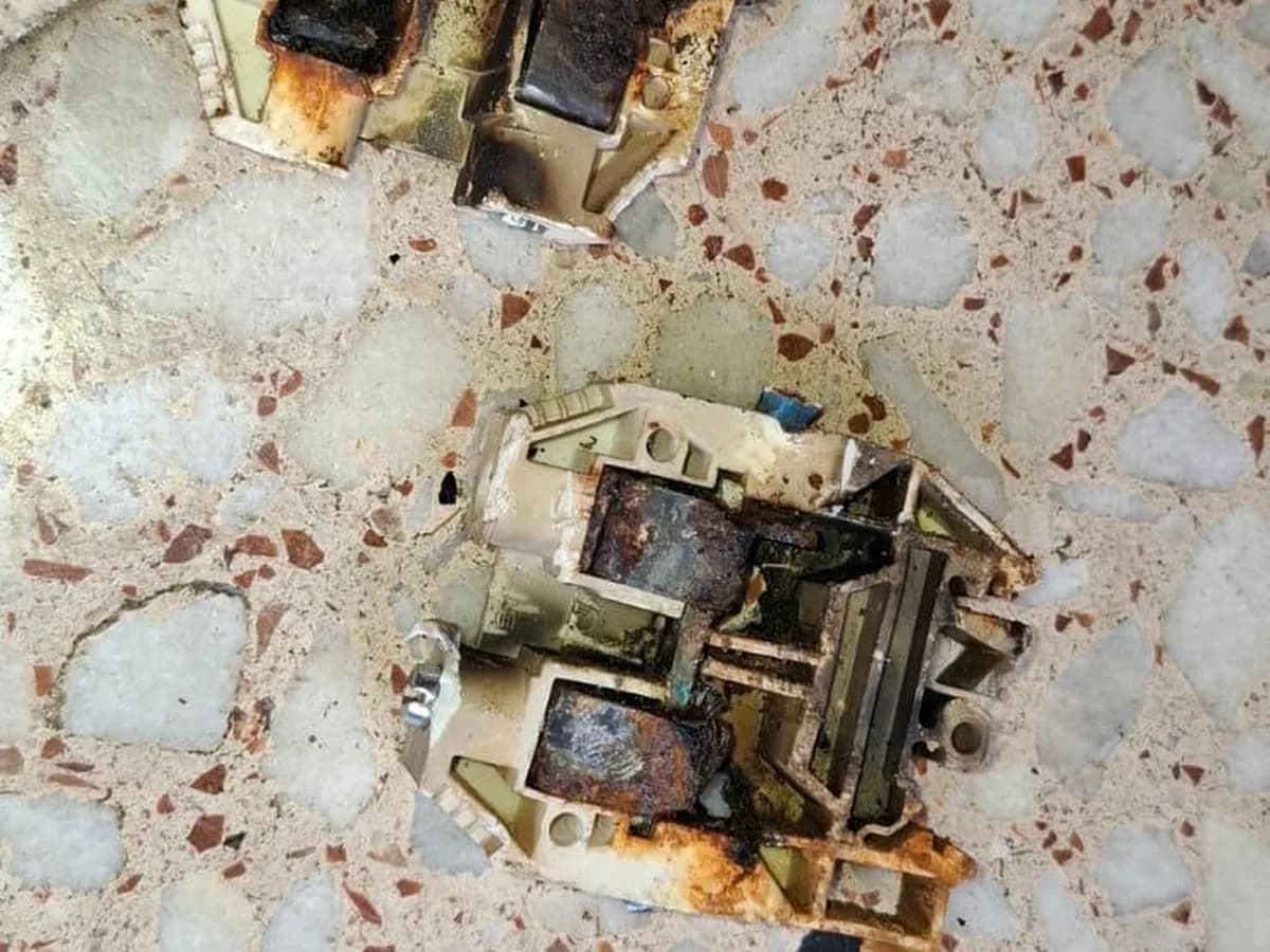 Magnetotérmicos carbonizados y oxidados retirados de una instalación eléctrica