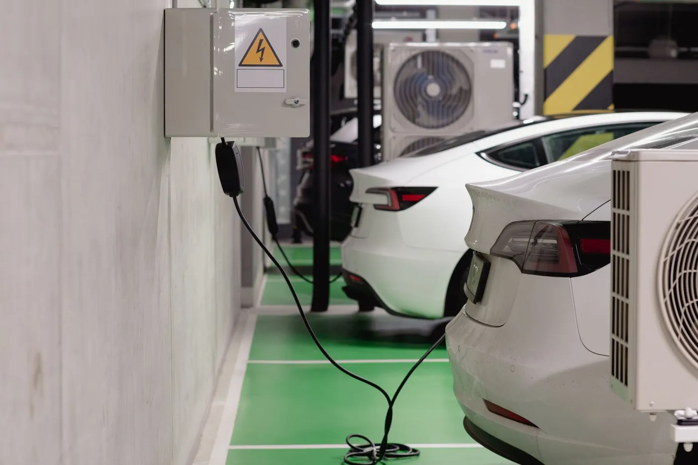 Coches eléctricos cargando en un garaje subterráneo