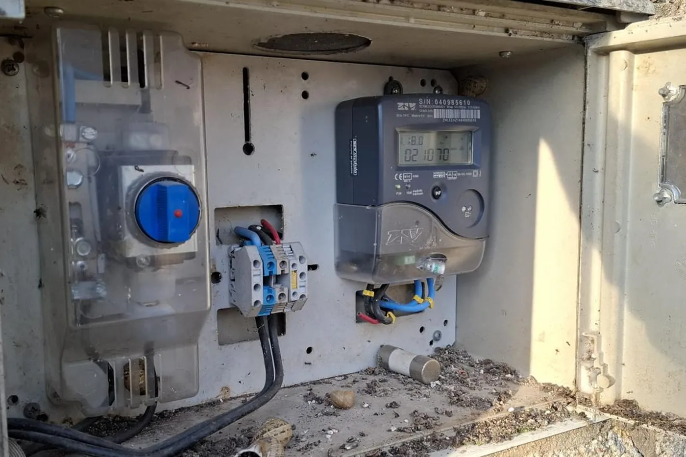 Contador eléctrico digital con la base de fusibles y los bornes de la acometida