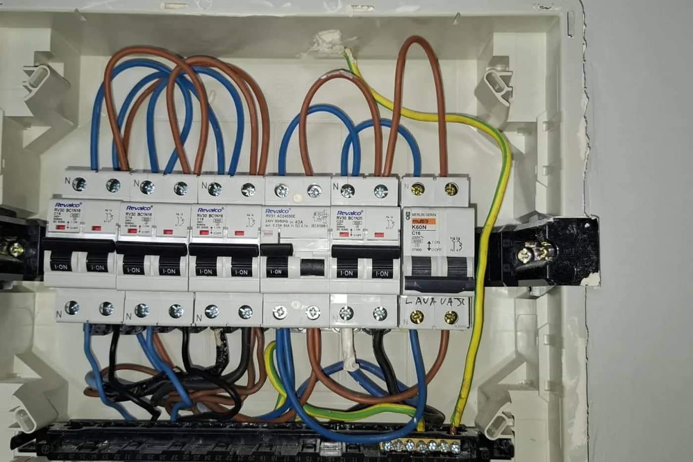 Cuadro eléctrico nuevo con los circuitos montados en carril y etiquetados