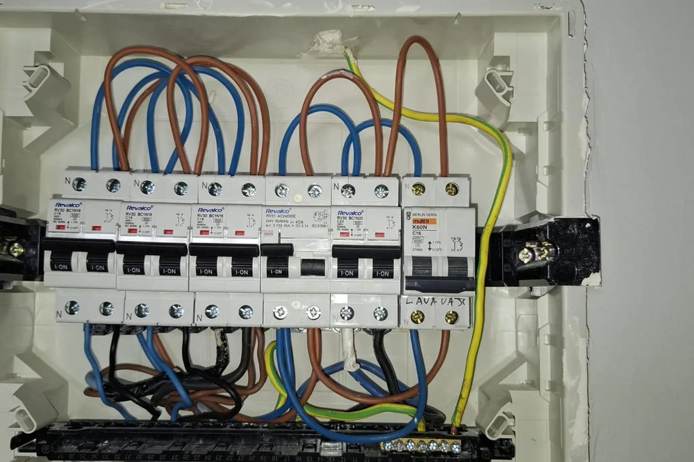 Cuadro eléctrico nuevo con los circuitos montados en carril y etiquetados