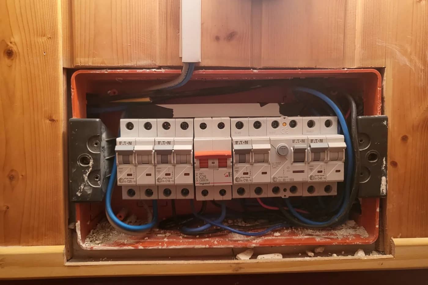Cuadro eléctrico con los magnetotérmicos y el diferencial montados en carril