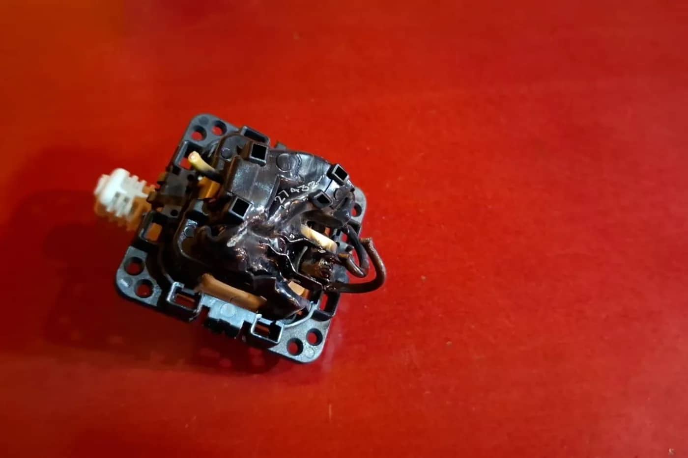Mecanismo eléctrico quemado y derretido retirado tras una avería