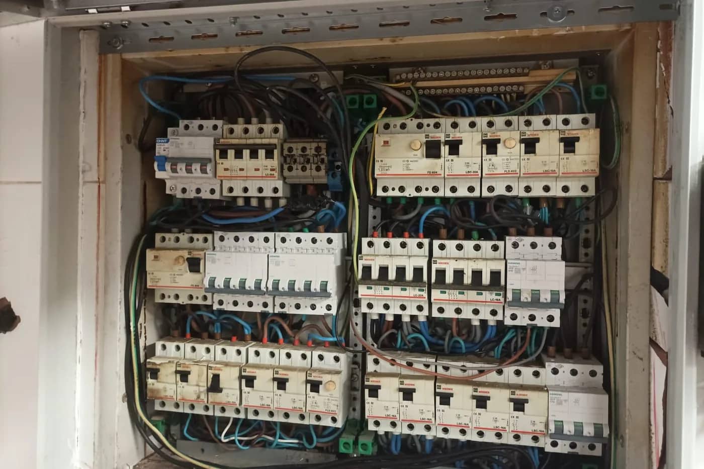 Cuadro de servicios comunes de un edificio con las protecciones repartidas en tres filas