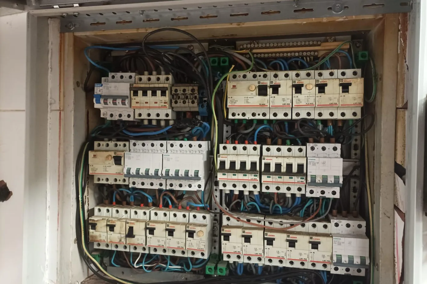 Cuadro de servicios comunes de un edificio con las protecciones repartidas en tres filas