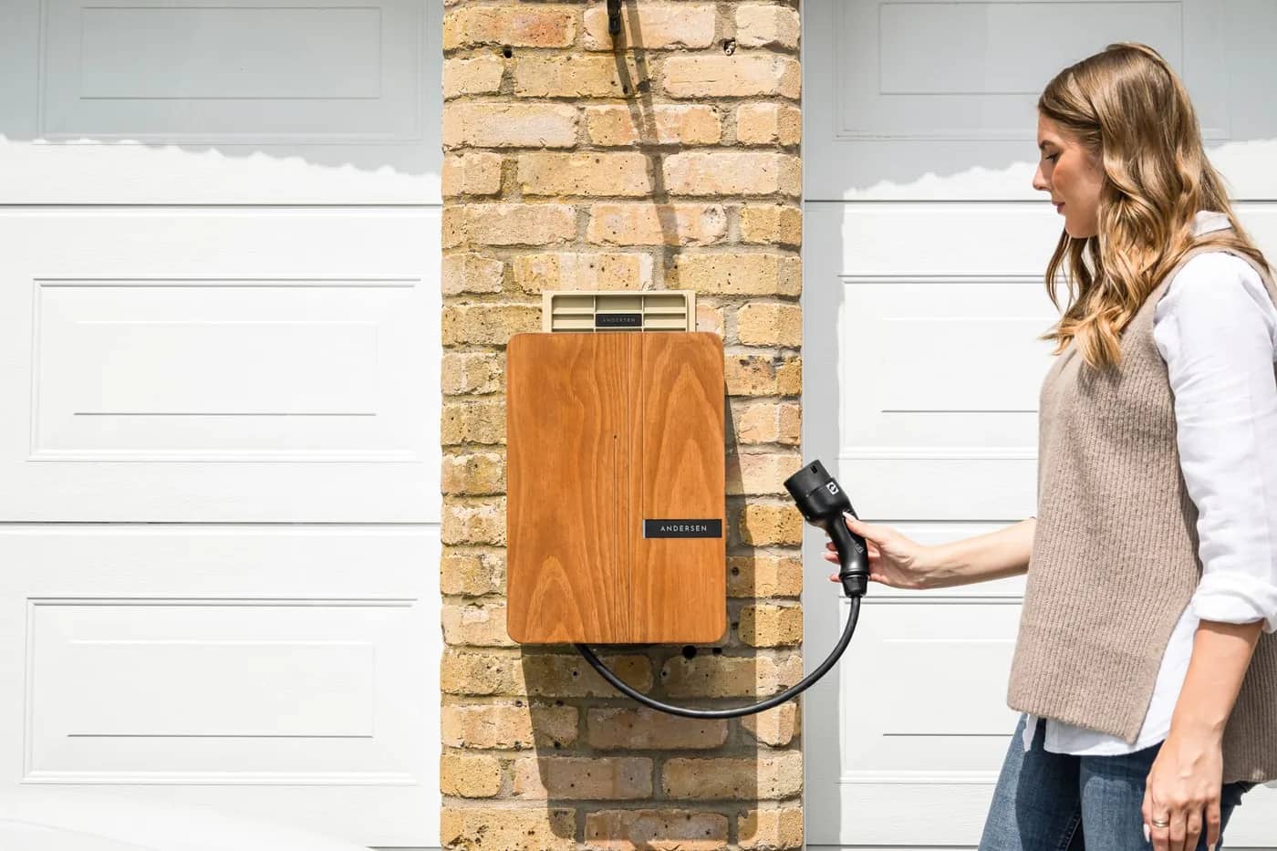 Punto de recarga para coche eléctrico instalado en la pared de un garaje
