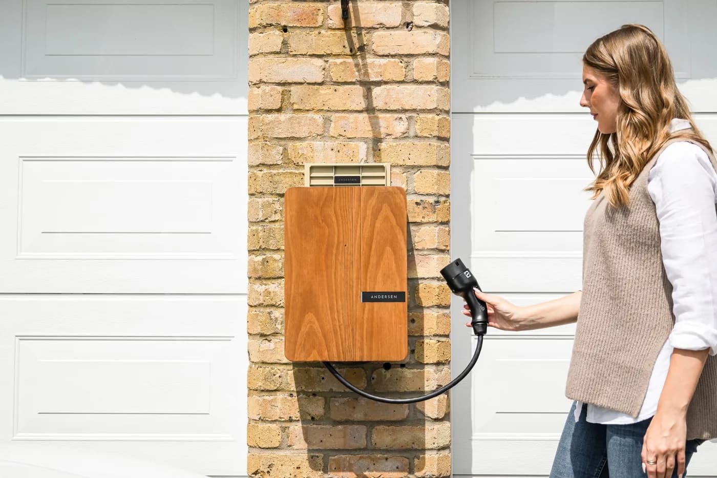 Punto de recarga para coche eléctrico instalado en la pared de un garaje