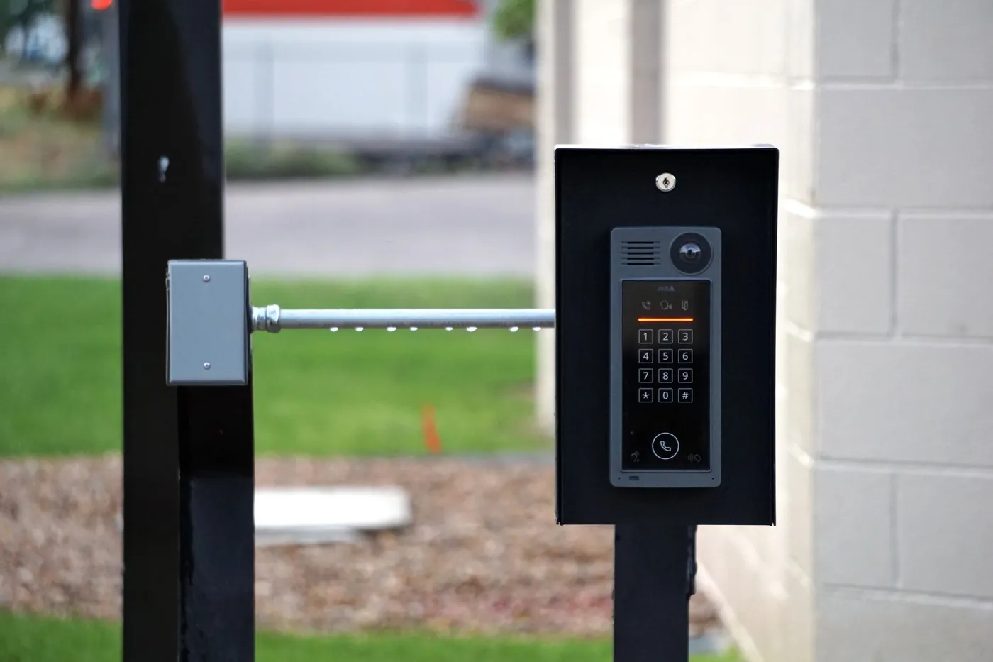 Portero automático instalado en la entrada de un edificio de viviendas